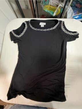 Liz Claiborne Black Cold-Shoulder Top with White Geometric Trim